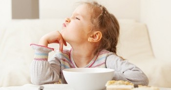 7 sai lầm “kinh điển” của bố mẹ khiến trẻ biếng ăn chậm lớn