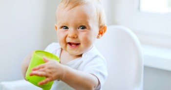 Những thắc mắc liên quan đến bổ sung sữa, nước và đồ uống khác cho trẻ