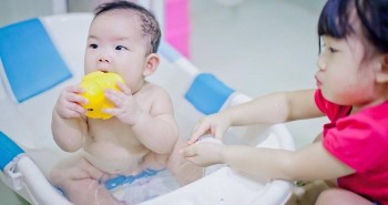 6 sai lầm mẹ Việt hay mắc khi tắm cho trẻ những ngày nắng nóng, số 5 phổ biến nhất