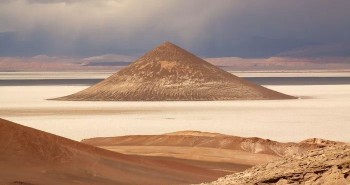 Bí ẩn "kim tự tháp" núi lửa từng có UFO ghé thăm ở Argentina