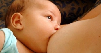 Đây là những tác hại CỰC KỲ NGUY HIỂM khi cho trẻ bú đêm các mẹ CẦN TRÁNH