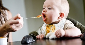 
                            Cách cho trẻ ăn dặm tránh stress cho cả mẹ và con
                        