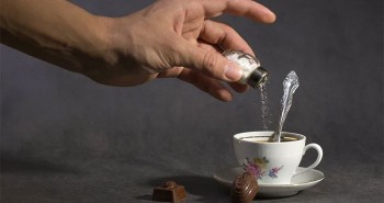 Tại sao chúng ta nên thêm một chút muối vào ly cà phê?