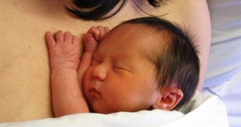 Hạ sốt cho bé sơ sinh bằng "da tiếp da"