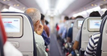 Vì sao phải dựng thẳng lưng ghế máy bay khi cất và hạ cánh?
