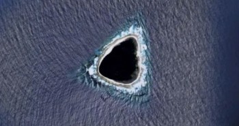 Hòn đảo bí ẩn giống hố đen xuất hiện trên Google Maps