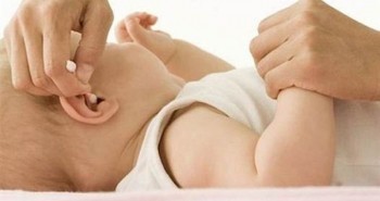 Hướng dẫn mẹ vệ sinh tai cho bé an toàn và đúng cách (phần 1)