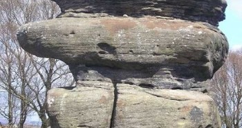 Tảng đá kỳ lạ nặng 200 tấn đứng vững trên mỏm đá tí hon