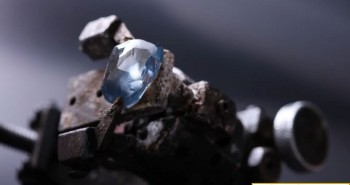Kim cương 3 tỷ năm màu xanh độc đáo do mảng kiến tạo