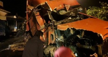 Kinh hoàng xe container 'càn quét' 7 nhà dân bên Quốc lộ 1, nhiều người thoát chết