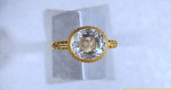 Tìm thấy nhẫn vàng nạm pha lê 370 năm tuổi của bá tước Anh