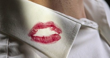 
                            Vệt son môi trên áo huấn luyện viên lật tẩy bí mật của quý bà
                        