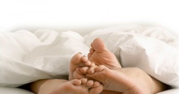 Những điều phụ nữ làm trên giường khiến cảm hứng của chồng 'đứt phựt'