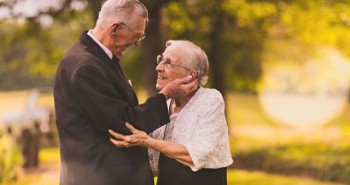 
                            Bộ ảnh kỷ niệm 65 năm ngày cưới "tình cảm hết nấc" khiến ai xem cũng phát thèm
                        