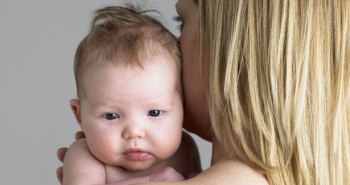 
                            Tác dụng thần kỳ của tiếp xúc da chạm da giữa mẹ và bé
                        