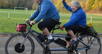 
                            Gần trăm tuổi, cặp vợ chồng già vẫn đi xe đạp đôi hơn 1600 km
                        