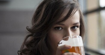 Phụ nữ sắp "qua mặt" đàn ông khoản rượu bia, điều gì xảy ra?