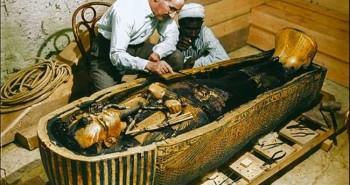 "Khoảnh khắc vàng" lúc mở quan tài vua Tutankhamun