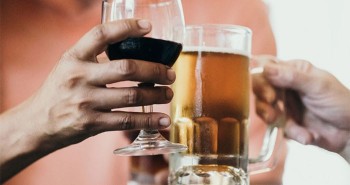 Tại sao uống bia pha rượu dễ say?