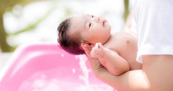 4 sai lầm khi tắm cho trẻ ngày nắng nóng dễ khiến bé gặp nguy hiểm