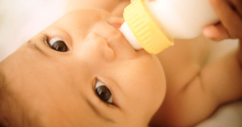5 điều mẹ nuôi con bằng sữa công thức cần biết