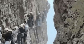 Độc lạ "tắc núi" ở Trung Quốc, du khách chôn chân giữa vách đá thẳng đứng