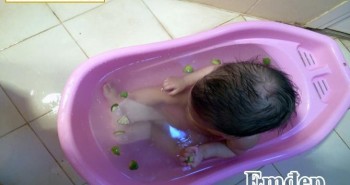 Cảnh giác mối nguy hiểm khi tắm cho trẻ để không bị bỏng nước nóng
