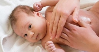 Những điều mẹ nên "cảnh giác" khi tắm cho bé sơ sinh