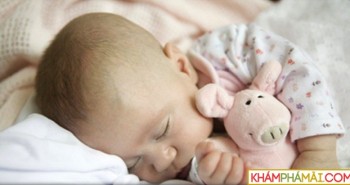 
                            Những điều bạn cần biết về giấc ngủ của em bé mới sinh
                        
