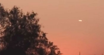 "UFO hình điếu xì gà" lơ lửng trên bầu trời Mỹ