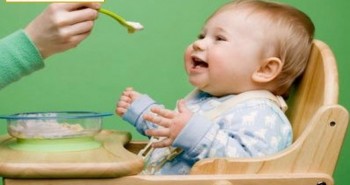 Cho trẻ 6 tháng tuổi ăn dặm theo phương pháp nào là phù hợp?