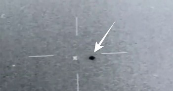 Cảnh tượng UFO hình cầu "trêu" tàu chiến Mỹ rồi lặn mất tăm