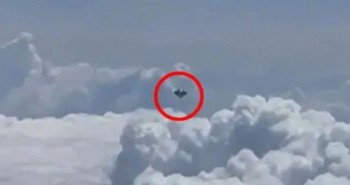 Hành khách trên máy bay ghi lại cận cảnh UFO hình kim cương