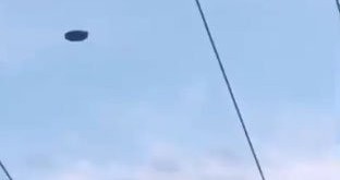 UFO bay lơ lửng gần căn cứ hải quân ở Australia