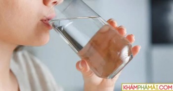 Uống nước trước khi đánh răng có khiến vi khuẩn vào dạ dày?