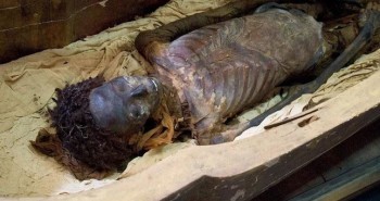 Phát hiện xác ướp "người đẹp ngủ trong hồ" 2.000 tuổi mặc váy lụa